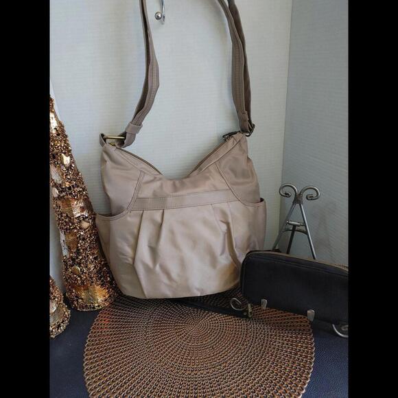 Travelon RFID Blocking Crossbody & Wallet Seg - Picture 2 of 6